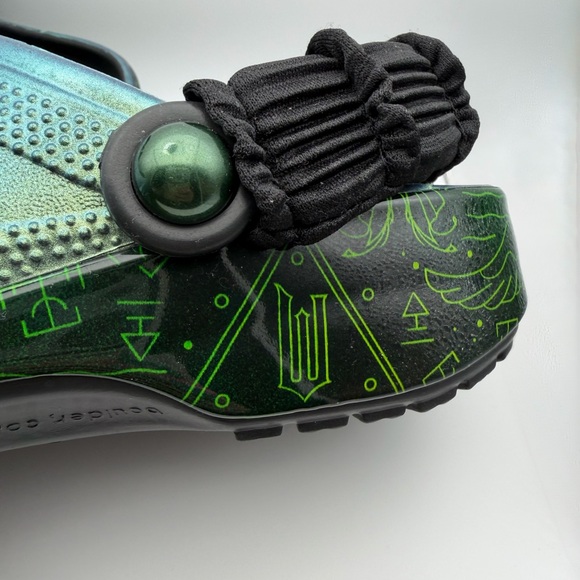 CROCS Classic Clog Wicked Defy Gravity Elphaba Wickedly Beautiful charms Jibbitz - Picture 7 of 16